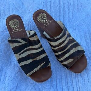 VINCE CAMUTO • PUMPS